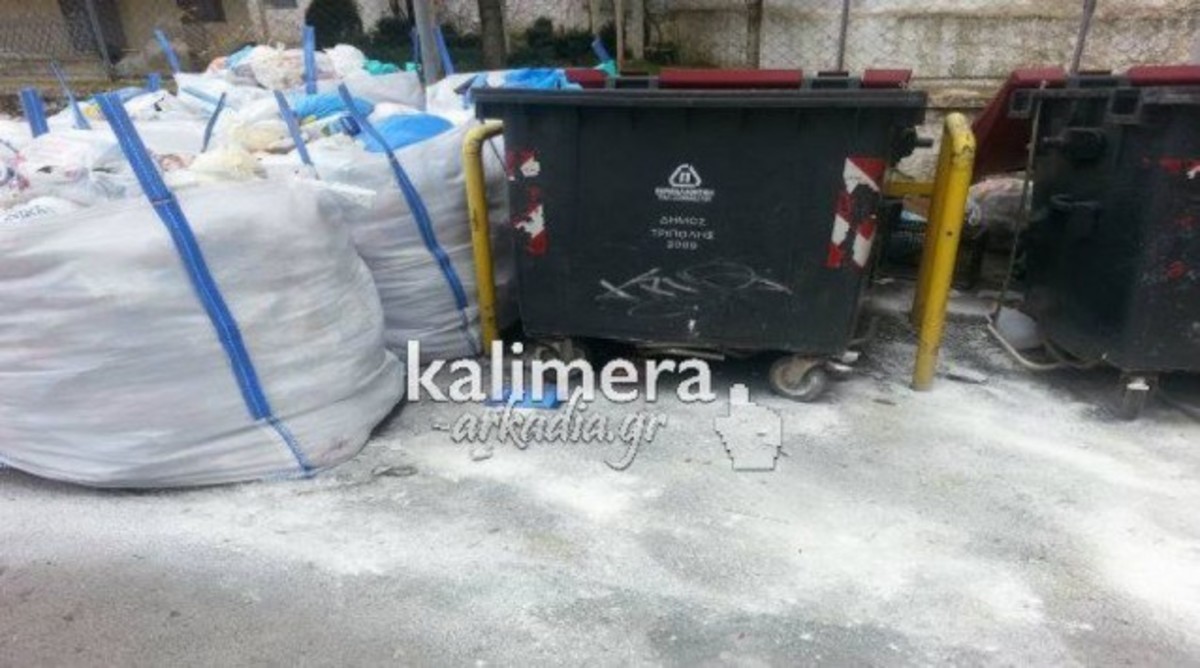 Τα σκουπίδια σε μεγάλες σακούλες και δίπλα ασβέστης για τα μικρόβια... - ΦΩΤΟ από το kalimera-arkadia