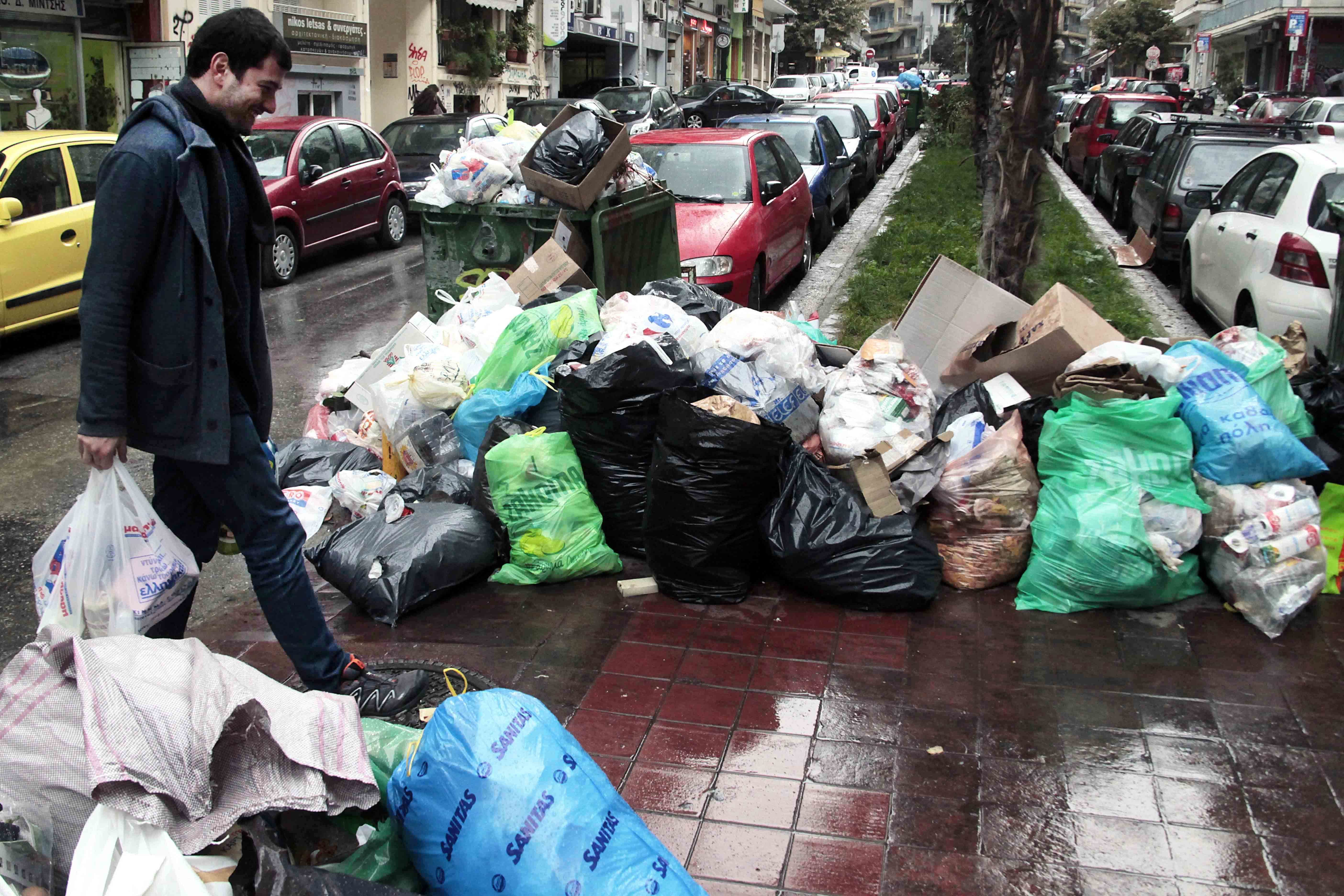 Η Τρίπολη βυθίζεται στα σκουπίδια – Σε κατάσταση έκτακτης ανάγκης η πολη