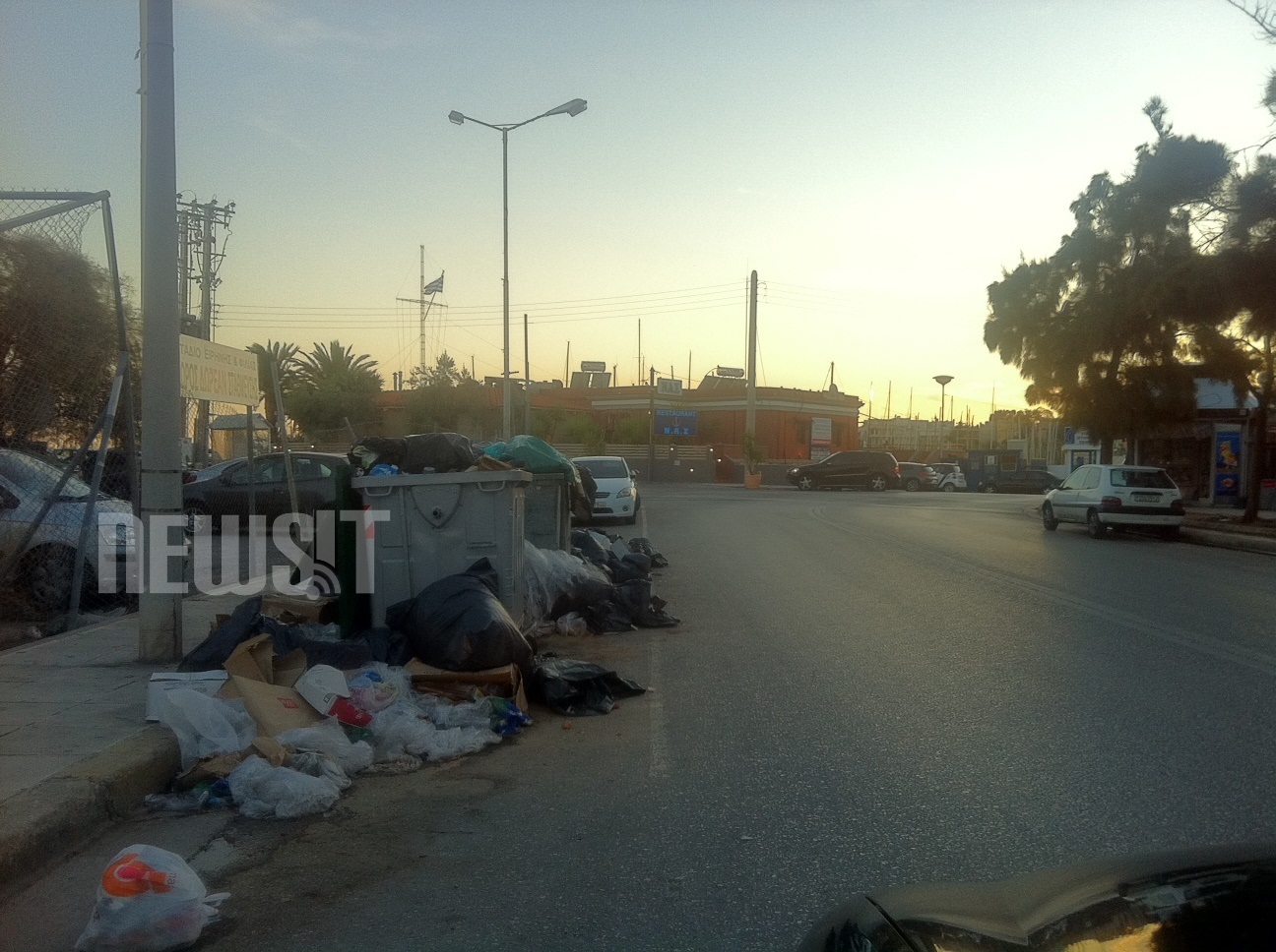 Τα σκουπίδια έπνιξαν το Μικρολίμανο – Κίνδυνος για την δημόσια υγεία