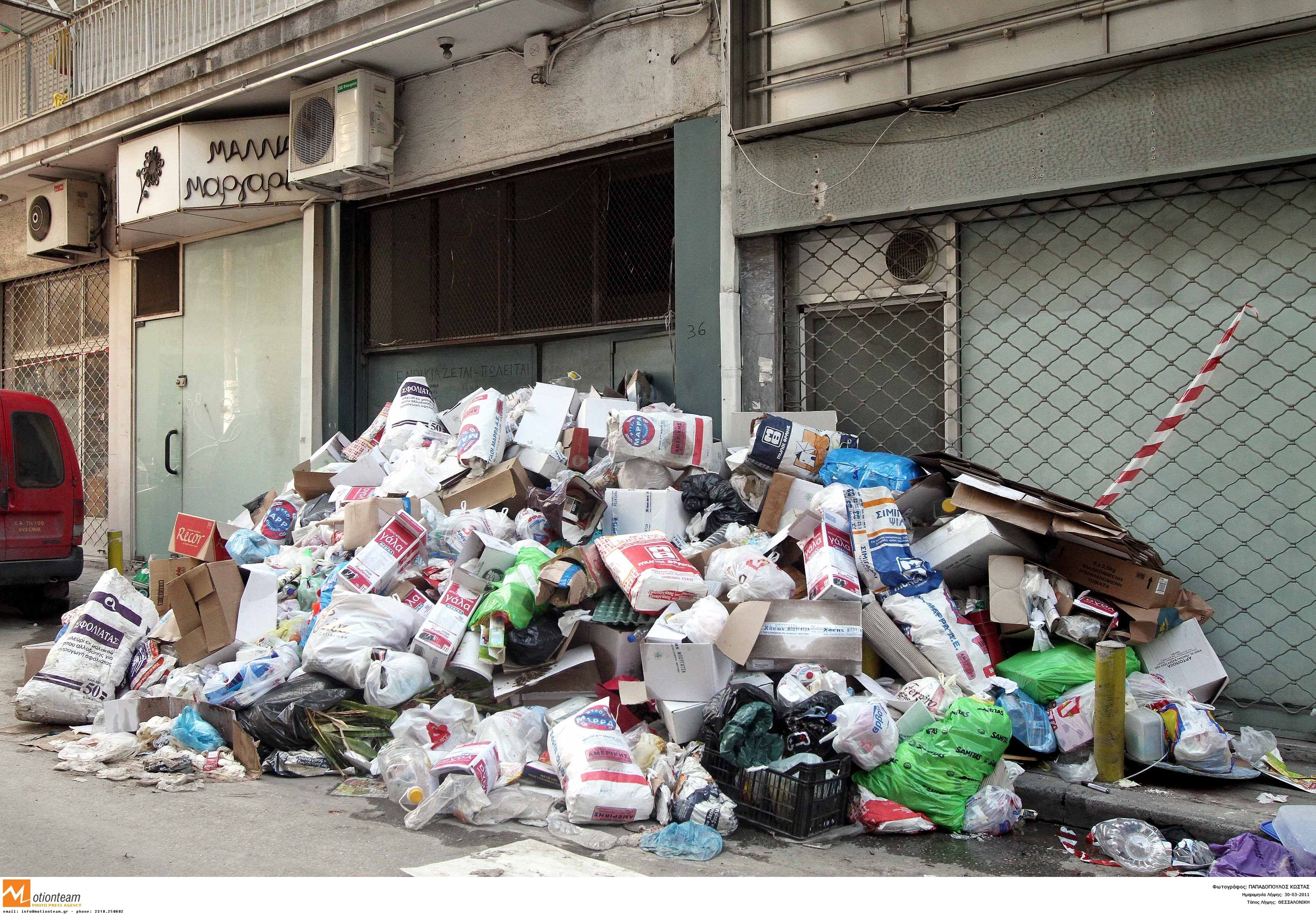 “Πνιγμένοι” από τα σκουπίδια στην Πάτρα – Οι κάτοικοι κλείνουν το ΧΥΤΑ