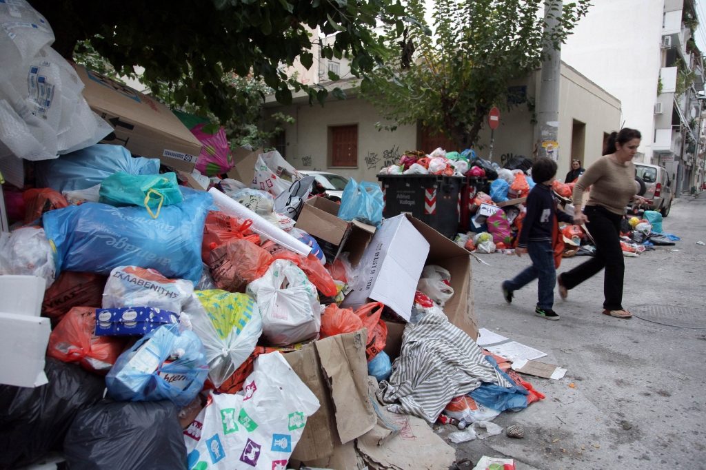 Επιτέλους μαζεύονται τα σκουπίδια – Κυβερνητική αδράνεια οδήγησε στο αδιέξοδο της βρώμας