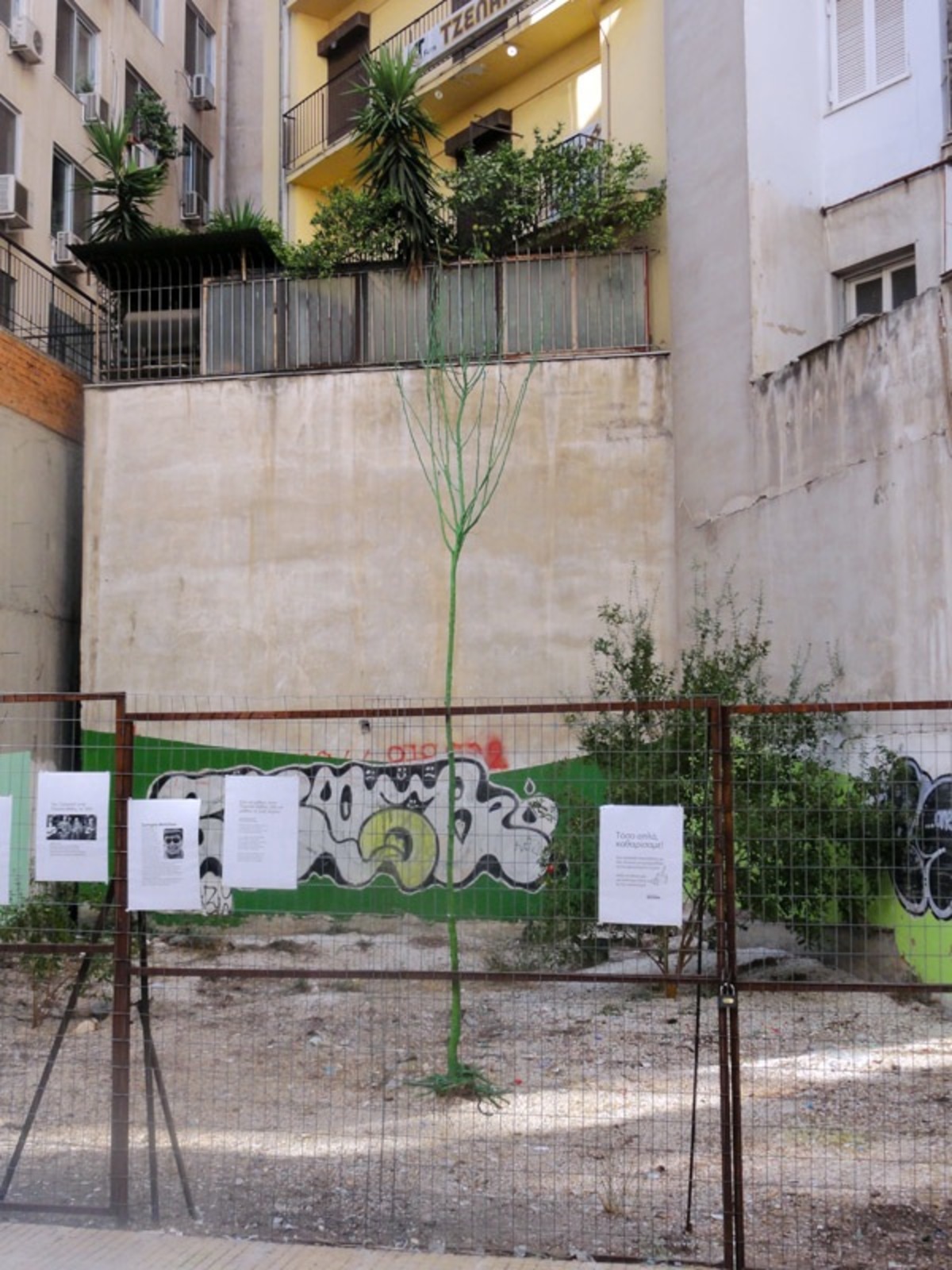 Ένα οικόπεδο σκουπιδότοπος στην Ομόνοια, τώρα πια καθαρό!