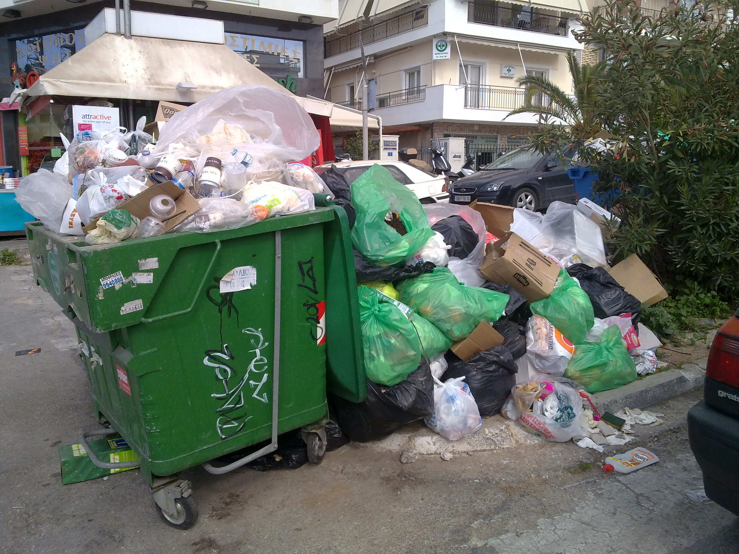 Χάος από τα σκουπίδια στον Πειραιά – Παραιτήθηκε ο αντιδήμαρχος