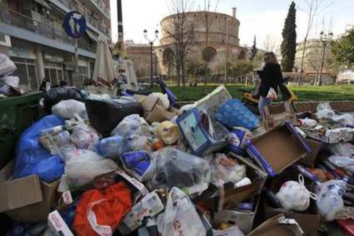 «Βουνά» τα σκουπίδια στη Θεσσαλονίκη