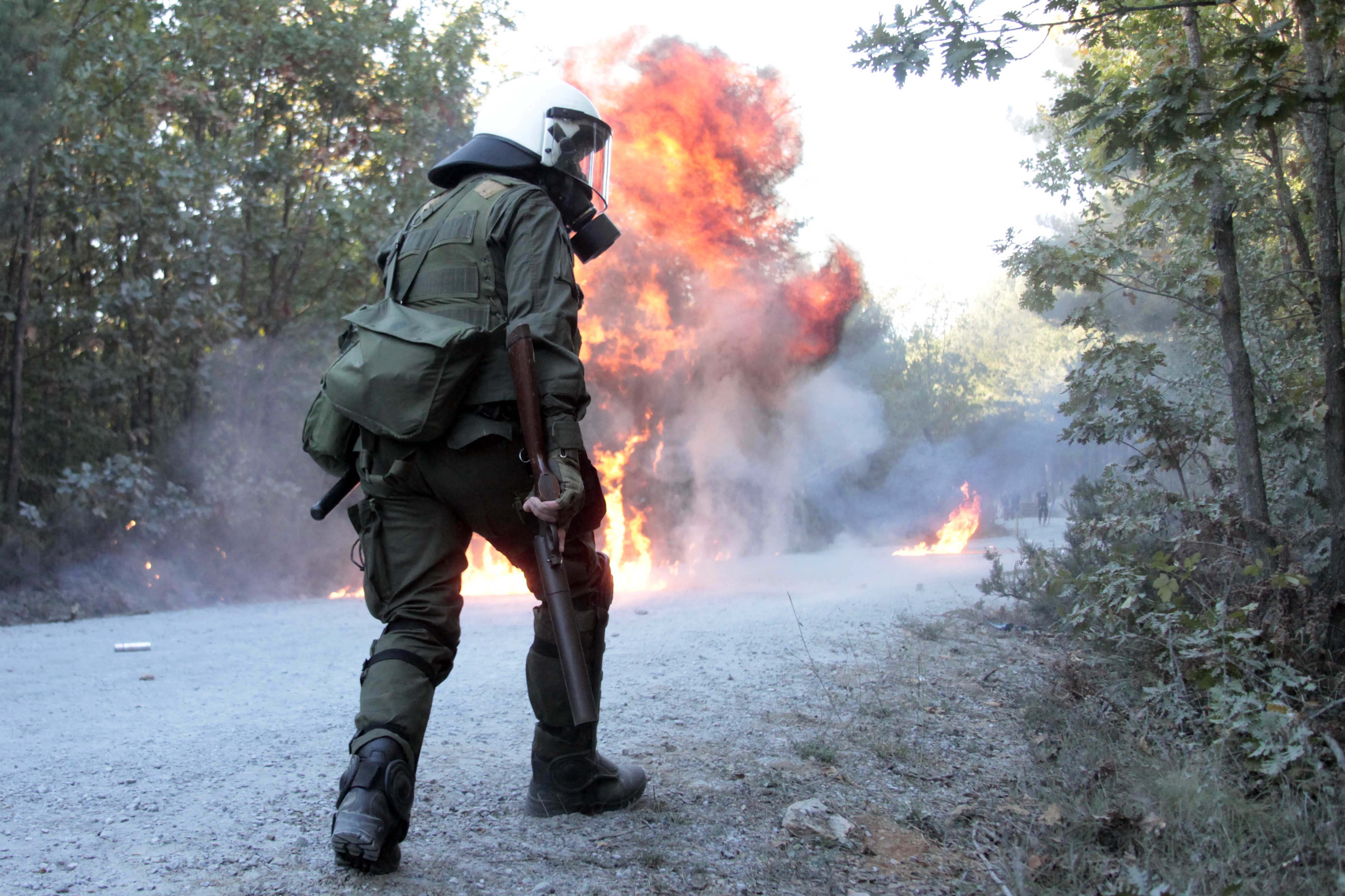 Σοβαρά επεισόδια στις Σκουριές – Απείλησαν υπαλλήλους κι έκαψαν μηχανήματα