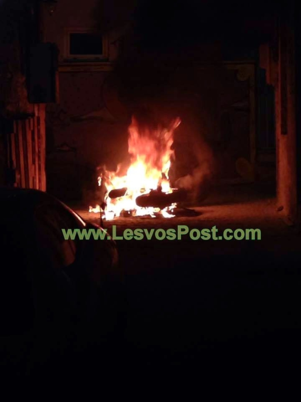 Μικροεπεισόδια μεταξύ “θερμόαιμων” στη Λέσβο – Πυρπόλησαν μηχανάκι (ΦΩΤΟ)