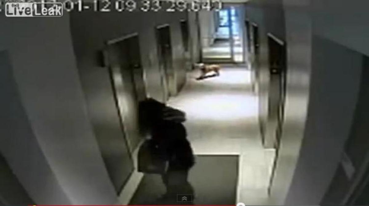 ΑΠΙΣΤΕΥΤΟ βίντεο! Ξέχασε το σκύλο του έξω από το ασανσέρ κρατώντας τον με το λουρί!