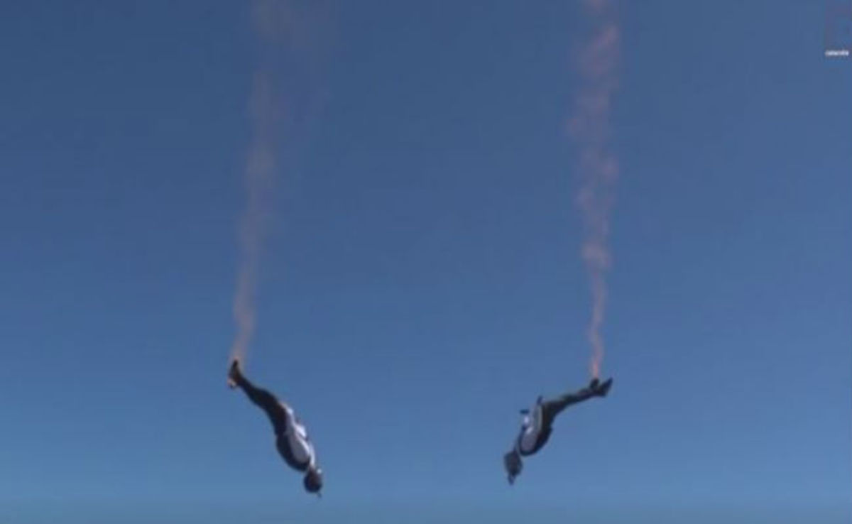 Απίστευτη «χορογραφία» στους αιθέρες – Συγχρονισμένο skydiving και η αδρεναλίνη στα ύψη (ΒΙΝΤΕΟ)