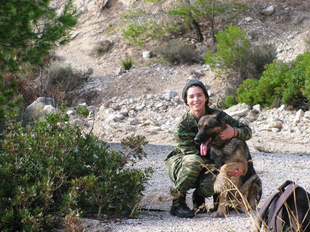 Στρατιωτικοί κήδεψαν το σκύλο του τάγματος με στρατιωτικές τιμές!