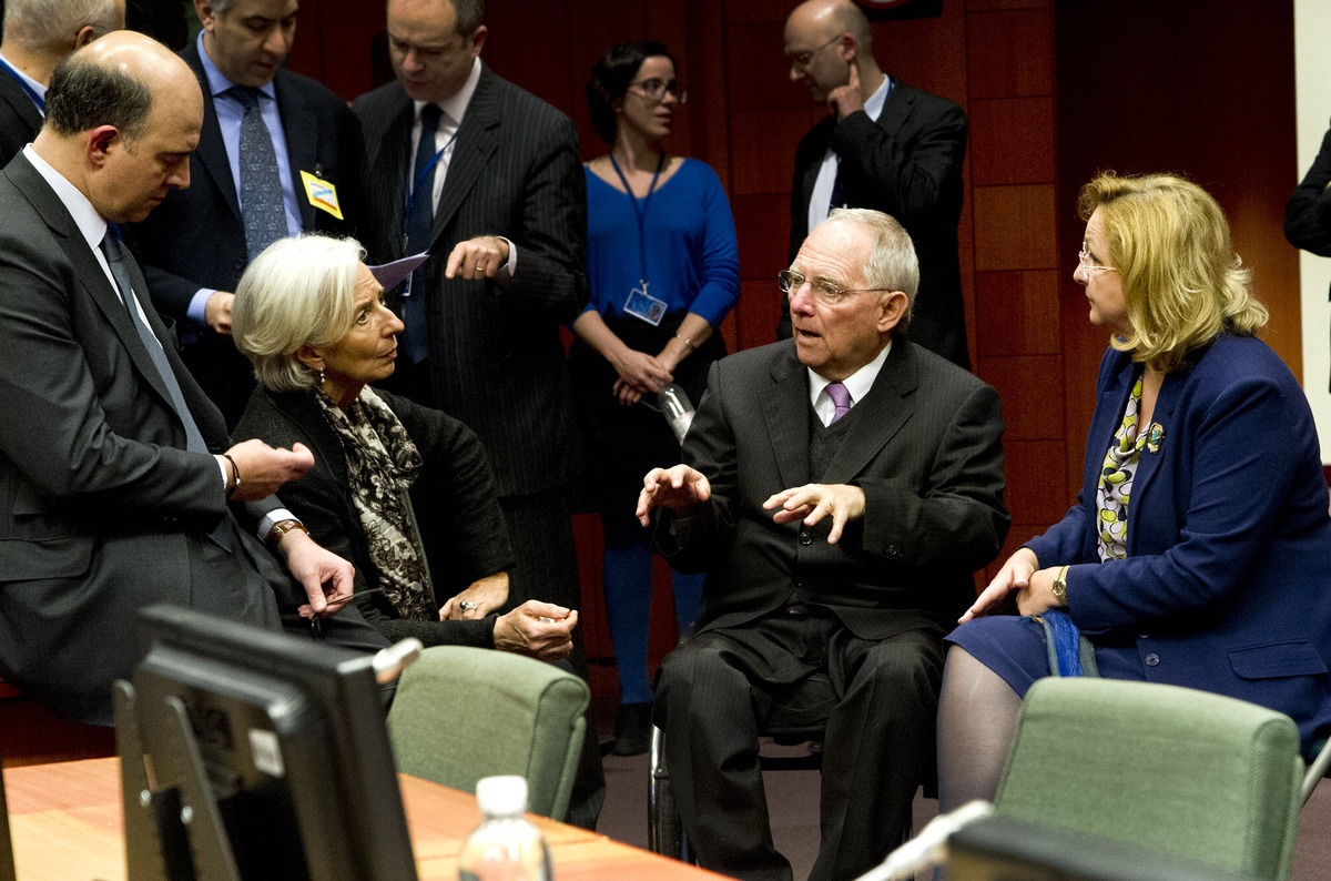Σόιμπλε: Δώσαμε τα χέρια με την Λαγκάρντ – Το ΔΝΤ είναι “μέσα”