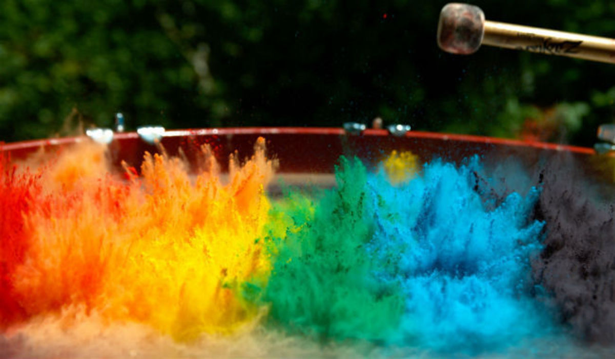 Τι θα συμβεί αν βάλετε διαφορετικά χρώματα σε μορφή σκόνης πάνω σε ένα τύμπανο; (ΒΙΝΤΕΟ)