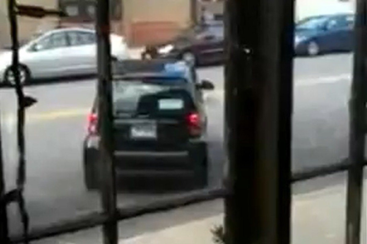 Όταν μια γυναίκα προσπαθεί να παρκάρει ένα μικρό διθέσιο αυτοκίνητο
