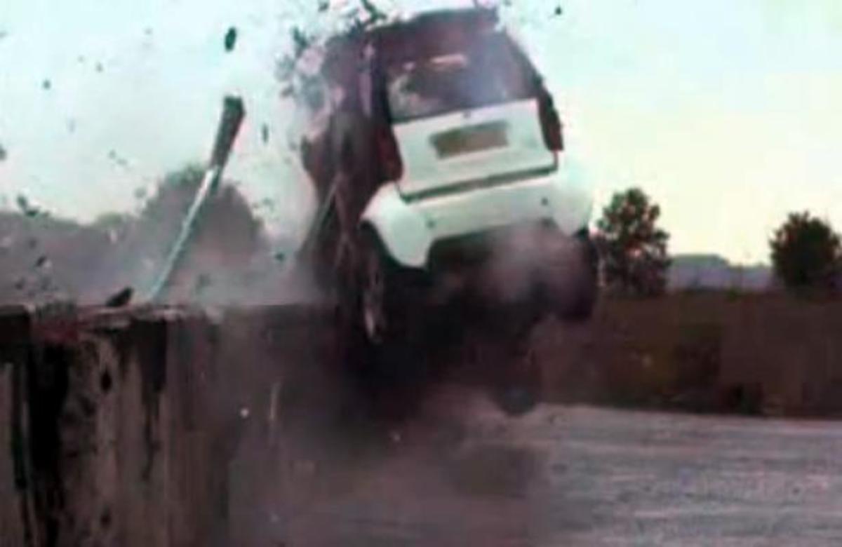 ΔΕΙΤΕ ένα συγκλονιστικό βίντεο! Τι έμεινε μετά από μετωπική σύγκρουση…