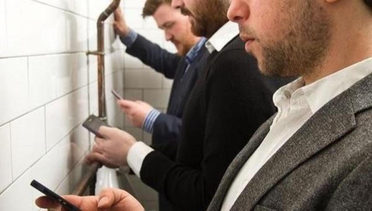 Με την τεχνολογία περνάμε περισσότερη ώρα στην… τουαλέτα!