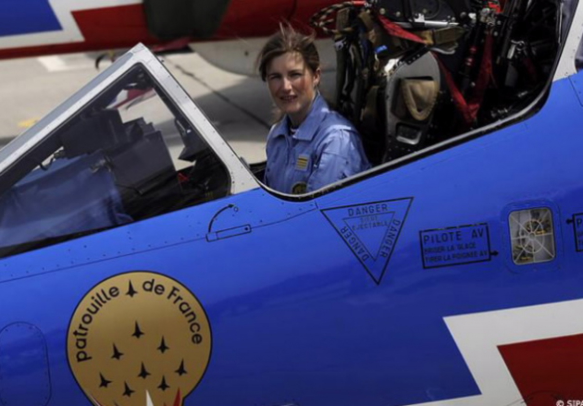 Η γυναίκα που πετά με 600 χλμ και είναι η πρώτη αρχηγός ακροβατικού σμήνους