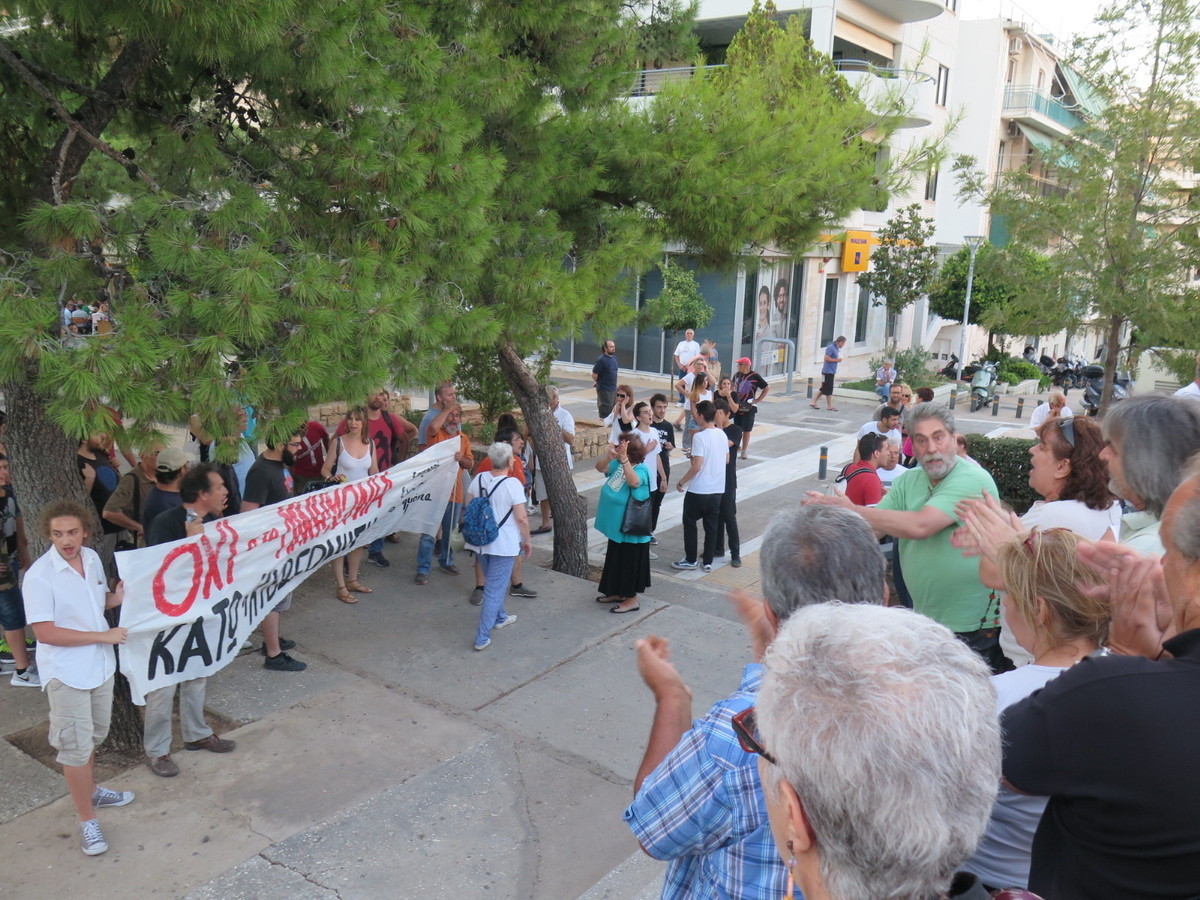 Χαμός στη Νέα Σμύρνη σε συγκέντρωση του ΣΥΡΙΖΑ – Διεκόπη λόγω φραστικής επίθεσης – ΦΩΤΟ