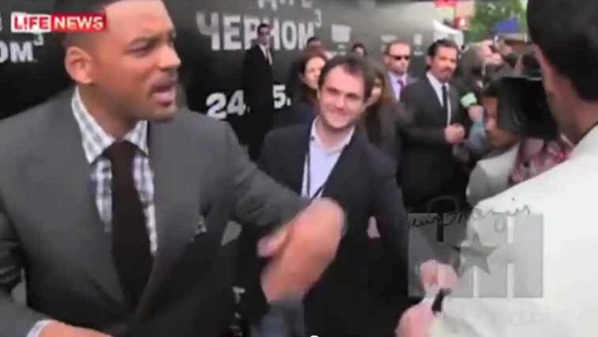 Ο Will Smith χαστουκίζει ρεπόρτερ on camera!