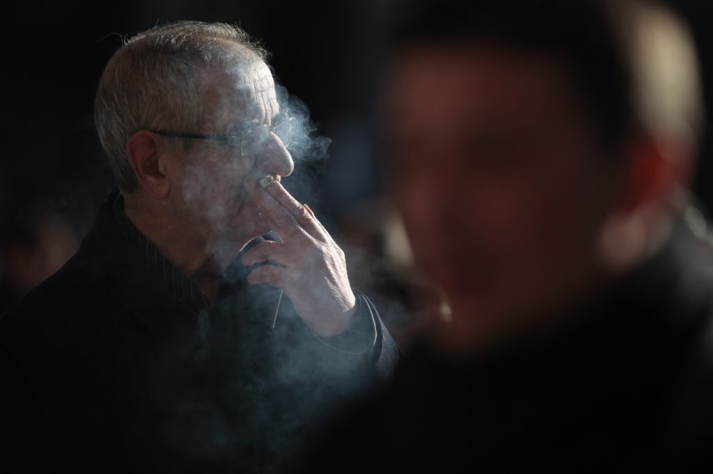 Tέλος το κάπνισμα και στις στάσεις λεωφορείων!