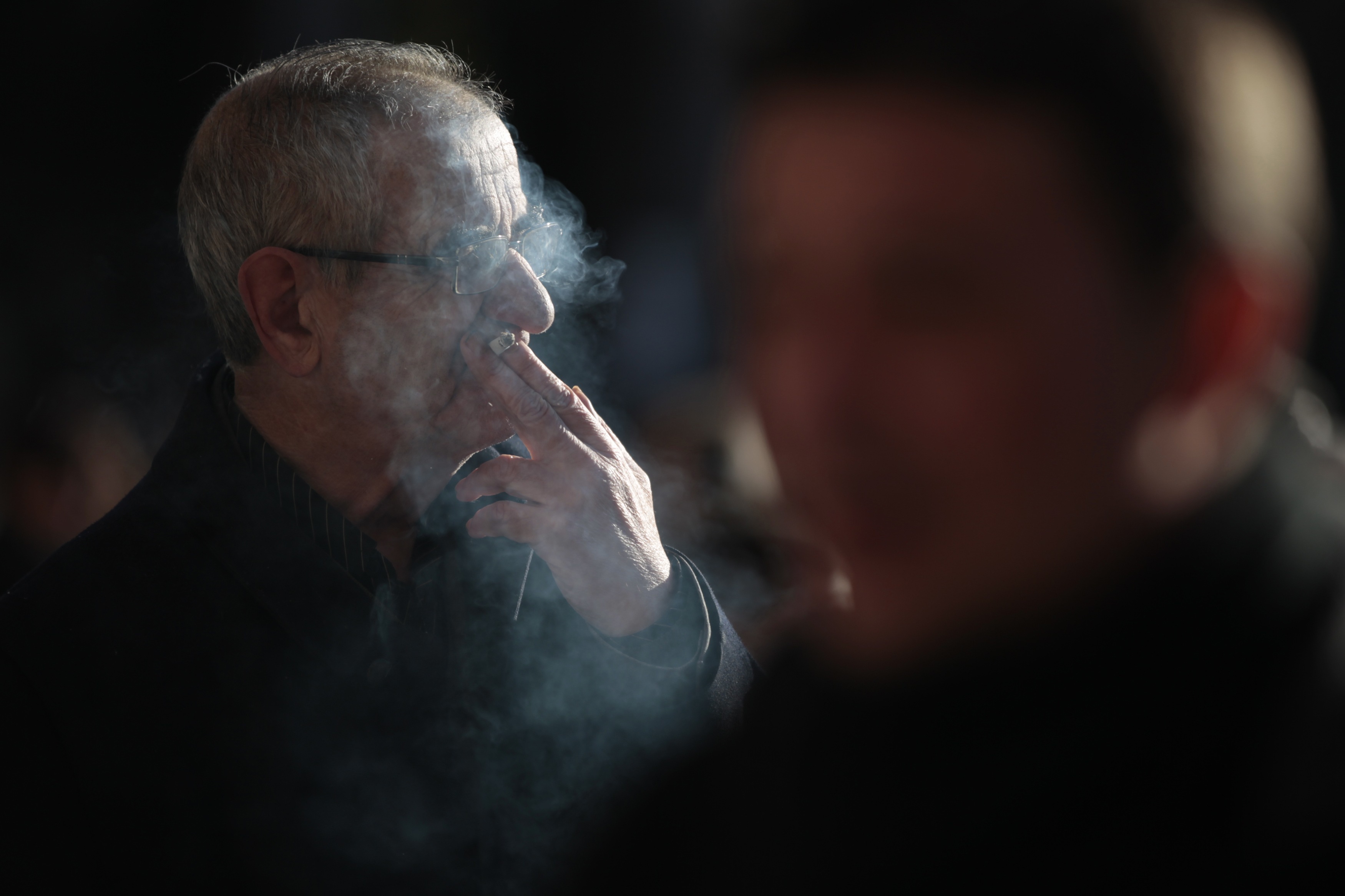 Tέλος το κάπνισμα και στις στάσεις λεωφορείων!