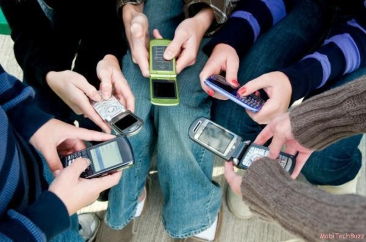 Κινητοί…κίνδυνοι για τα παιδιά τα sms!