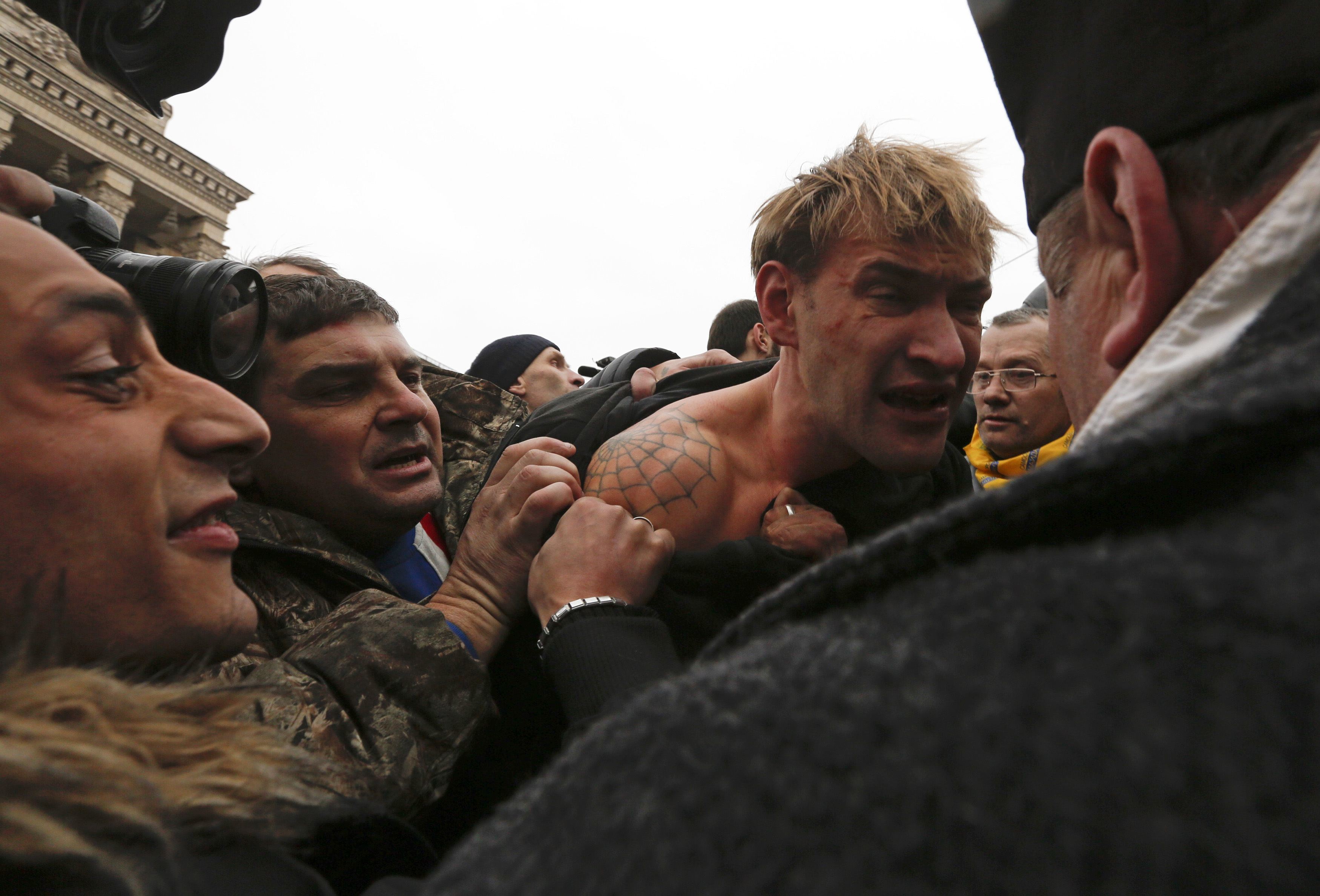 Η εκδίκηση των Ουκρανών διαδηλωτών: Ξυλοκοπούν ελεύθερο σκοπευτή! (ΦΩΤΟ)