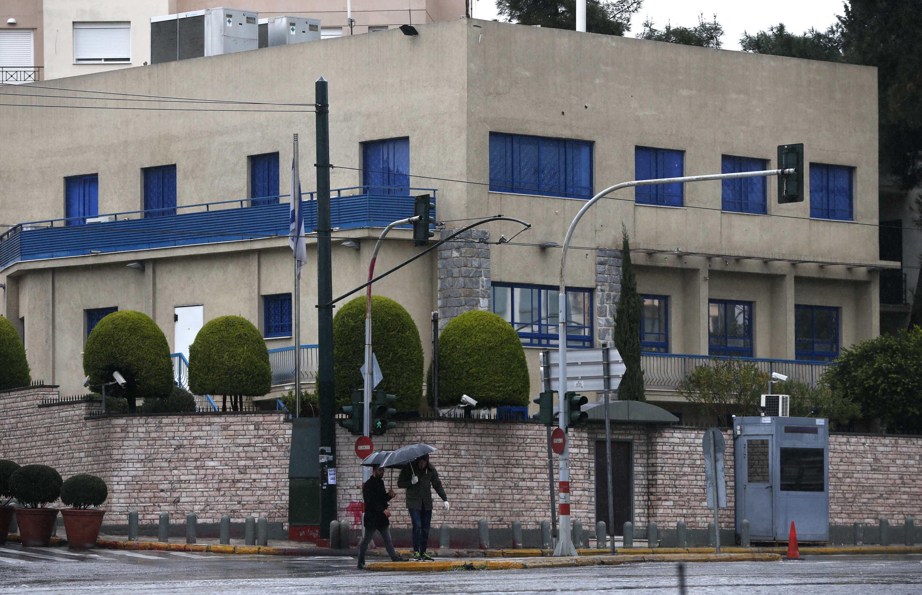 Με δυο Καλάσνικοφ “γάζωσαν” την πρεσβεία του Ισραήλ οι τρομοκράτες – Έχουν μαζέψει 54 κάλυκες – Πως διέφυγαν οι δράστες