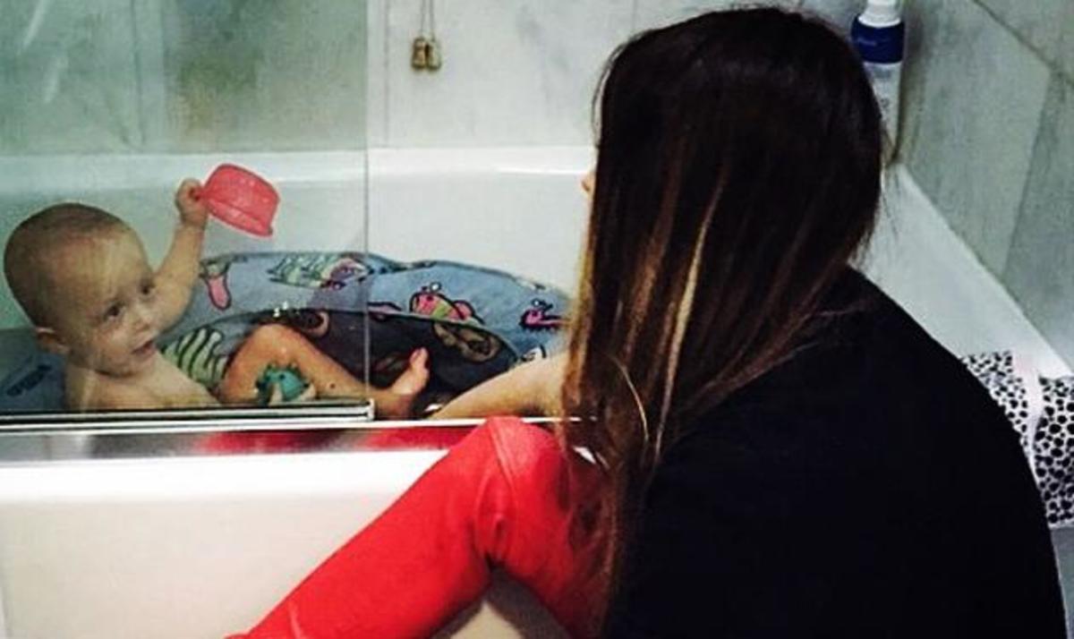 Δείτε τη Σοφία Καρβέλα να κάνει μπάνιο το γιο της