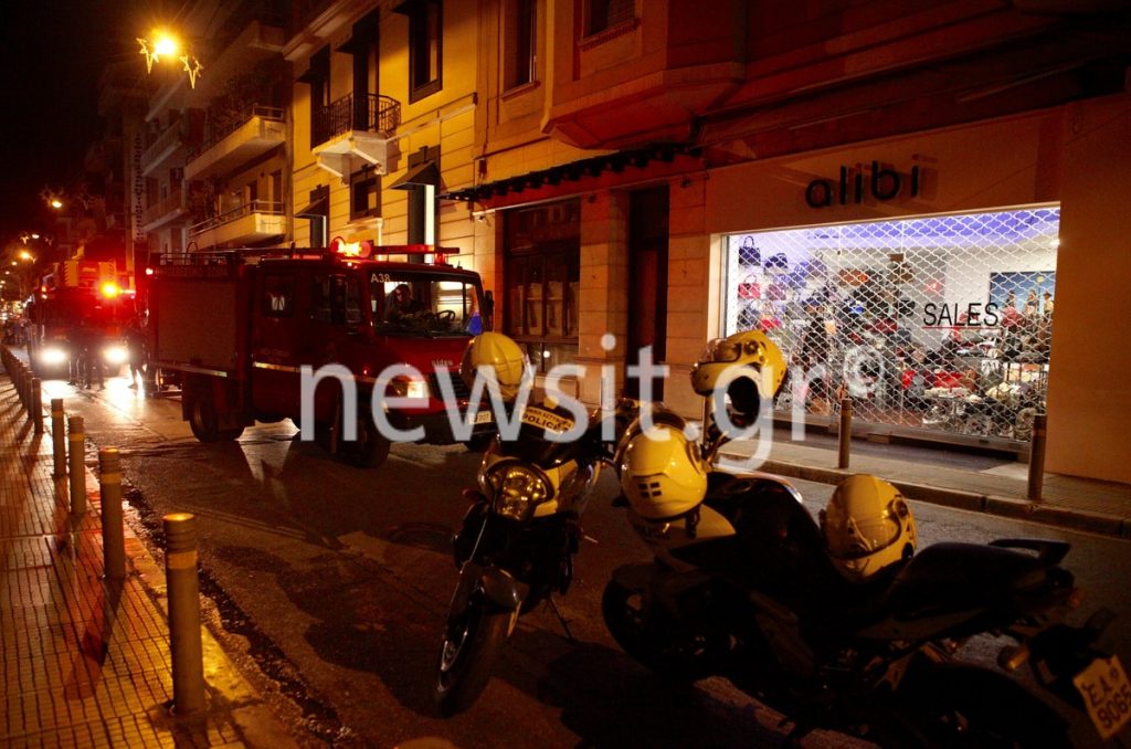 Εμπρηστική ενέργεια σε γραφεία στη Σόλωνος – Απεγκλωβίστηκαν 4 άτομα [pics]