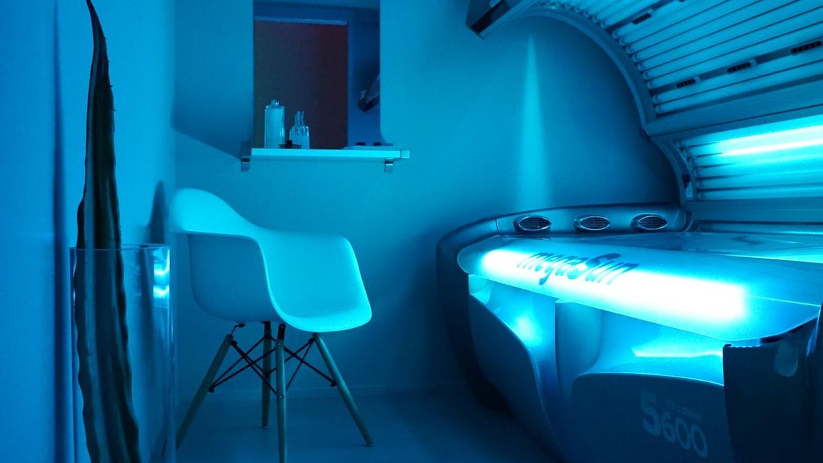 Πασίγνωστη τραγουδίστρια εμμένει στην άποψή της για τη Χρυσή Αυγή! Την βιντεοσκόπησαν κρυφά στο σολάριουμ!