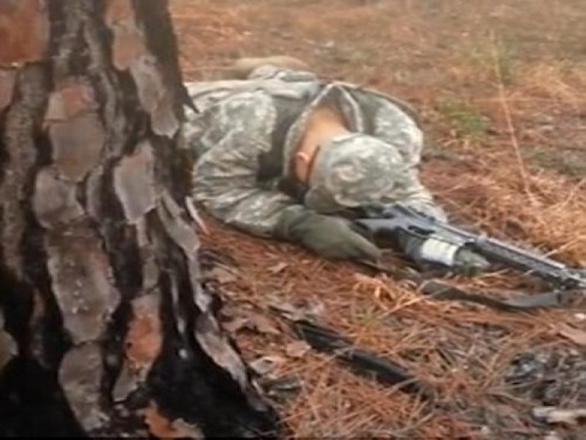 Στρατιώτης αποκοιμήθηκε και του πήραν το όπλο! [vid]