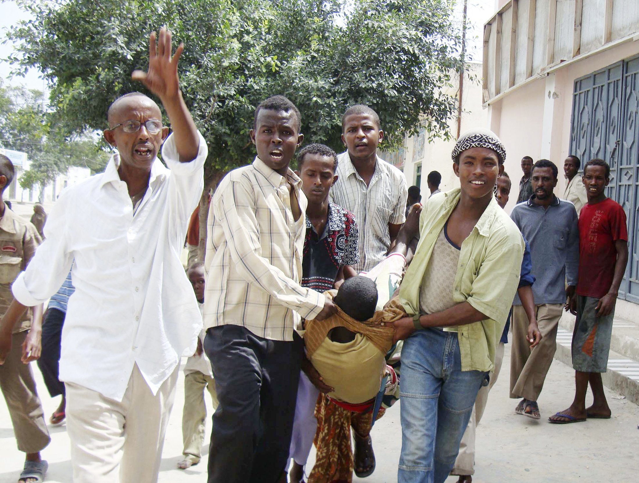 Στα χέρια μεταφέρουν τους τραυματίες εργαζόμενοι στο ξενοδοχείο στην Σομαλία