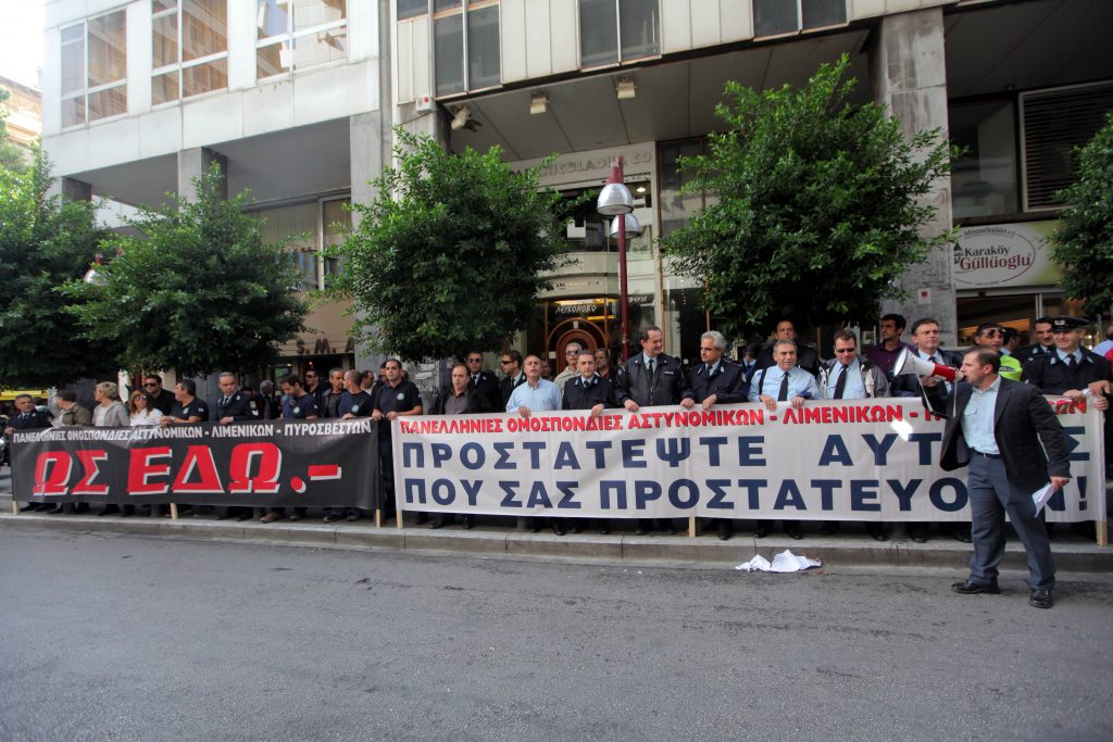 Ξανά στους δρόμους αστυνομικοί, λιμενικοί και πυροσβέστες