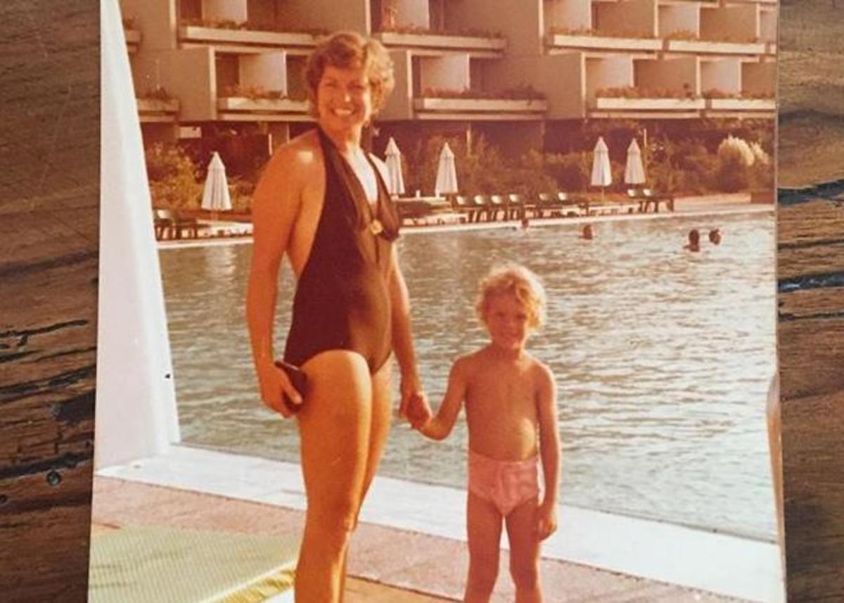 Είναι γνωστός Έλληνας ηθοποιός με τη μαμά του 35 χρόνια πριν!