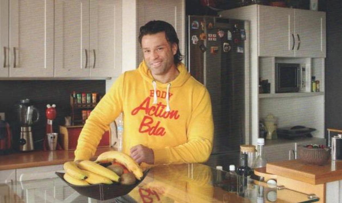 Θέα στη θάλασσα, πίνακες ζωγραφικής και γωνιακό τζάκι στο εντυπωσιακό σπίτι του Κώστα Σόμμερ!