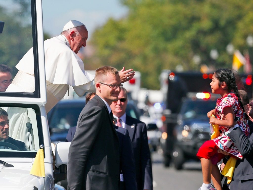 Η 5χρονη που συγκίνησε παγκοσμίως και έφτασε στην αγκαλιά του Πάπα! ΒΙΝΤΕΟ