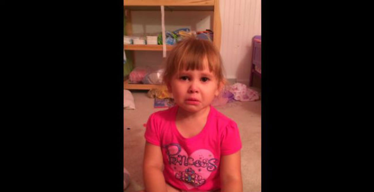 Το κοριτσάκι που προσπαθεί να εξηγήσει στον μπαμπά της γιατί έβαψε τα νύχια της κούκλας της (ΒΙΝΤΕΟ)