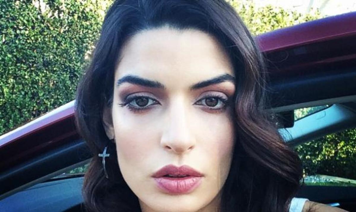 Τόνια Σωτηροπούλου: Ποζάρει με ”μαγιό” στο κέντρο της Αθήνας!