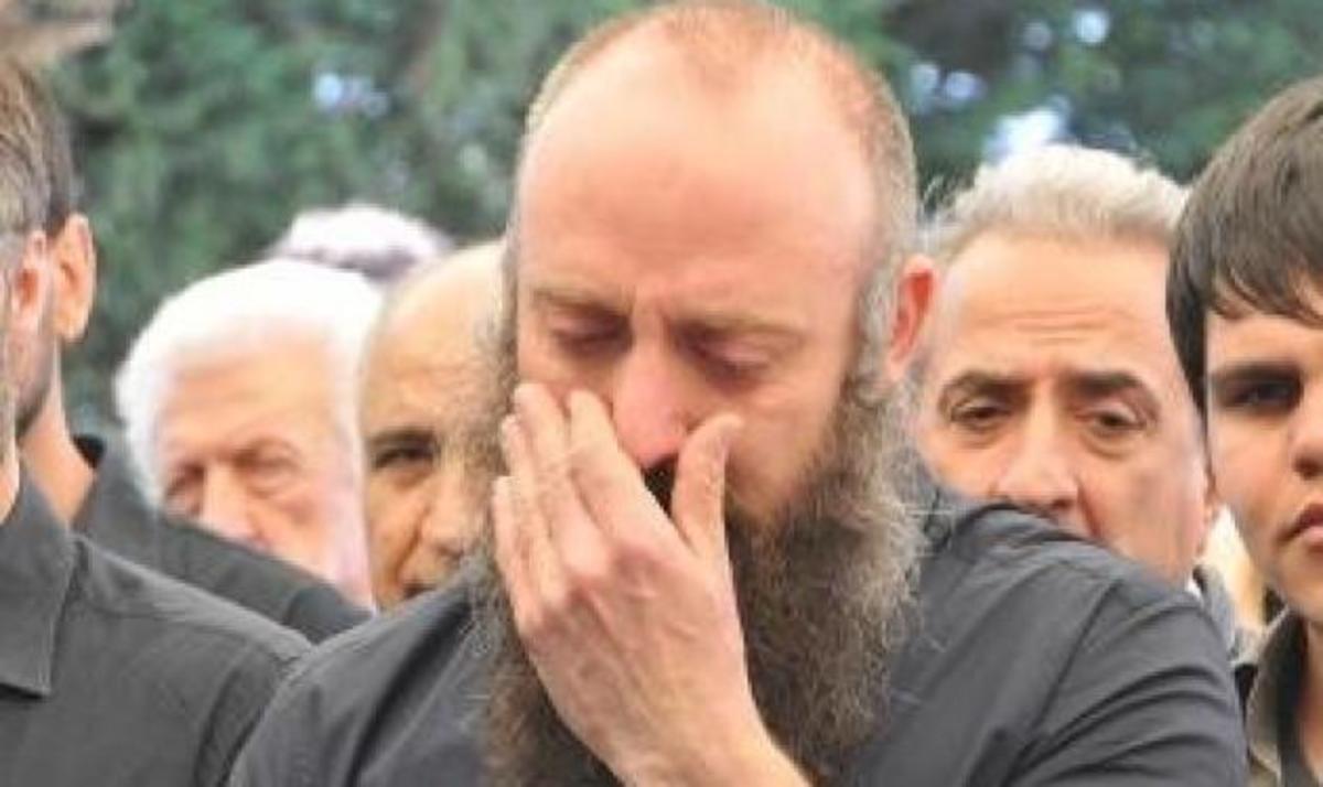 Ξέσπασε σε λυγμούς ο “Σουλεϊμαν” στην κηδεία της μητέρας τους