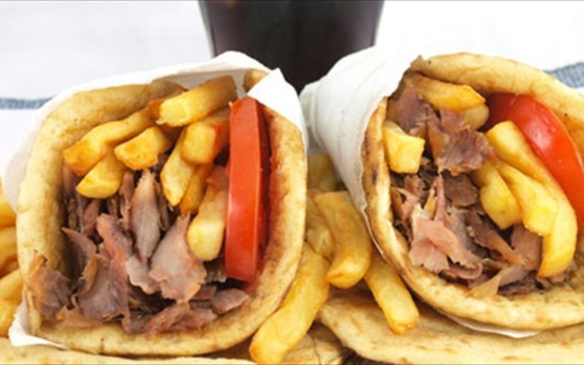 Σουβλάκι VS χωριάτικη: Ποιο είναι πιο υγιεινό; Μην ποντάρετε ακόμα…