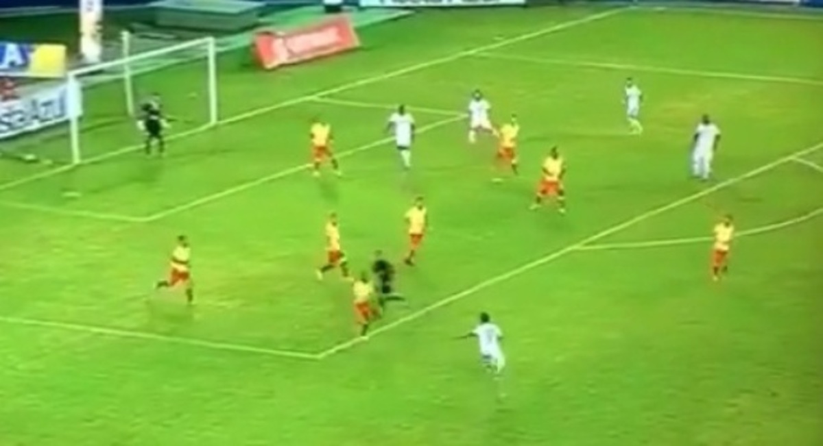 Είναι αυτό το χειρότερο σουτ στην ιστορία του ποδοσφαίρου; (VIDEO)