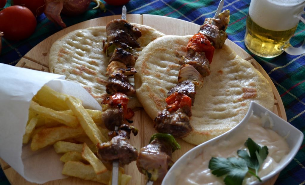 Πασίγνωστο τηλεοπτικό πρόσωπο παίρνει παραγγελίες σε σουβλατζίδικο