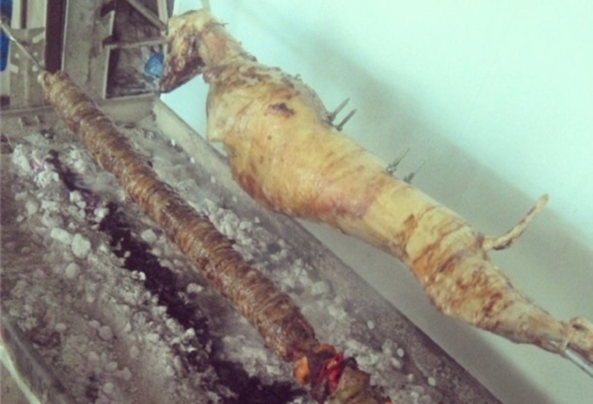 Ηθοποιός του Παρά Πέντε σουβλίζει σήμερα αρνί, κοκορέτσι και κοντοσούβλι!