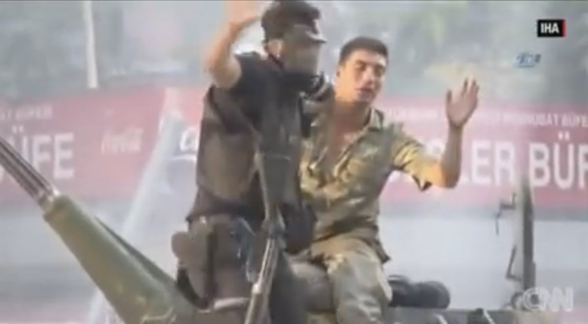 Πραξικόπημα στην Τουρκία: Συγκλονιστικό βίντεο! Αστυνομικός σώζει στρατιώτη από λιντσάρισμα