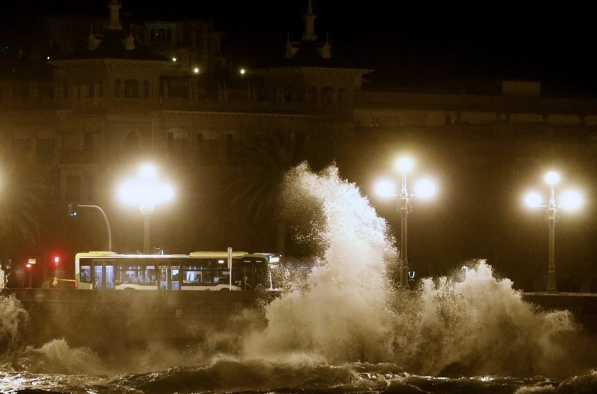 Η θάλασσα βγήκε στην στεριά! Κύματα 9 μέτρων στην Βόρεια Ισπανία – ΦΩΤΟ