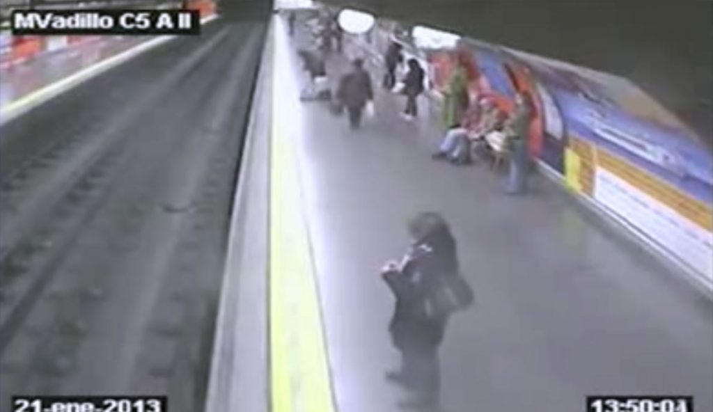 Λιποθύμησε κι έπεσε στις ράγες του μετρό (VIDEO)