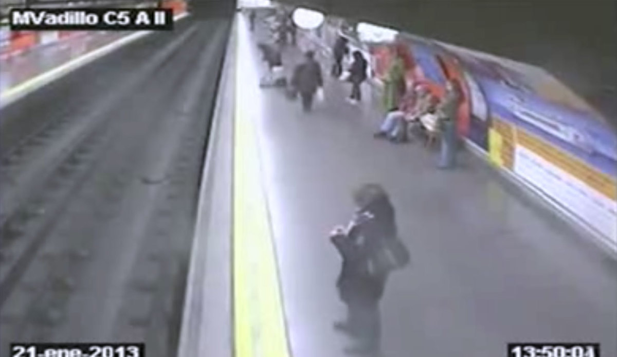 Λιποθύμησε κι έπεσε στις ράγες του μετρό (VIDEO)
