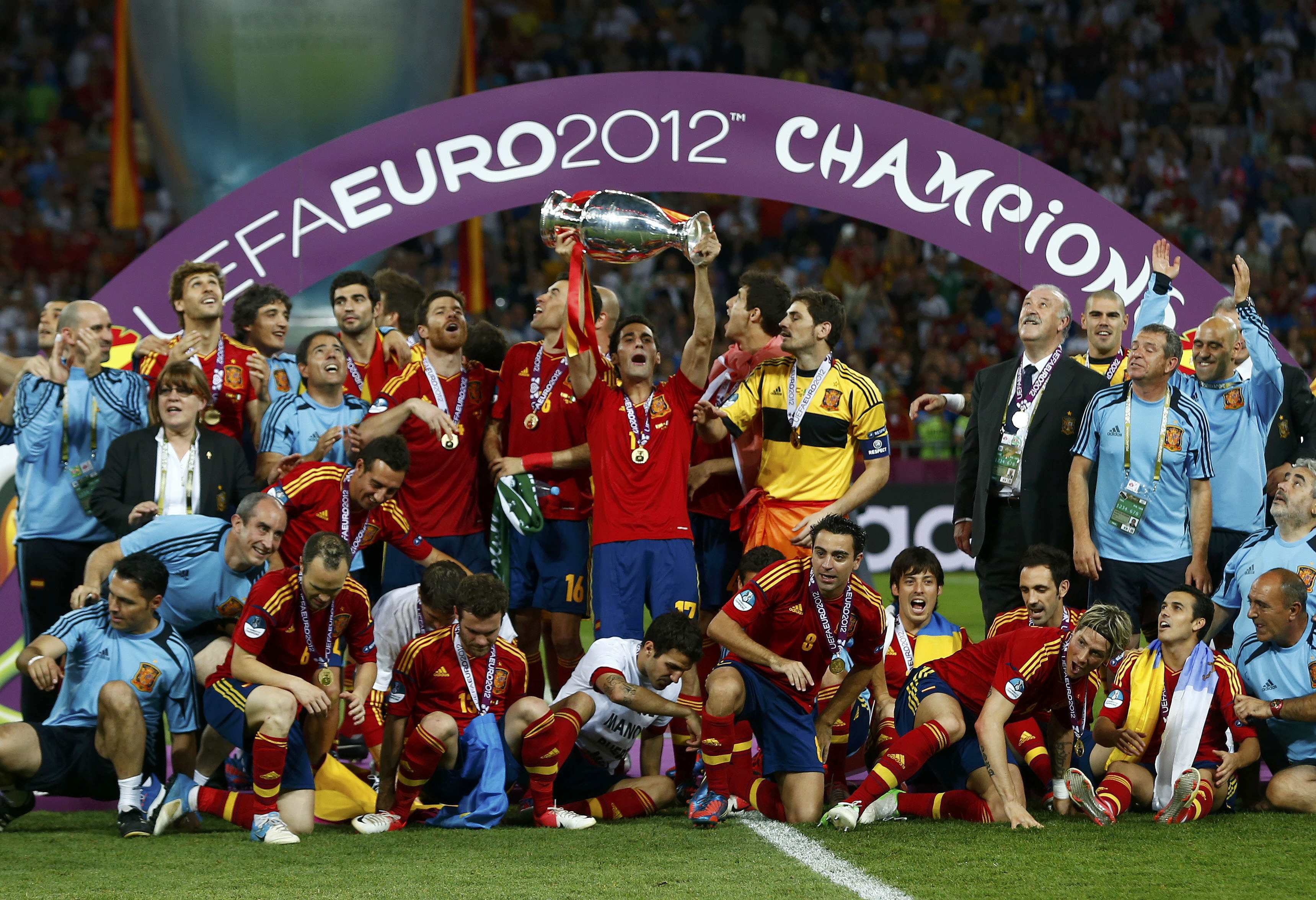 Кубок футбола 2012. Сборная Испании чемпион евро 2012. Сборная Испании 2008-2012. Испания 2012 финал. UEFA Euro 2012, евро 2012.