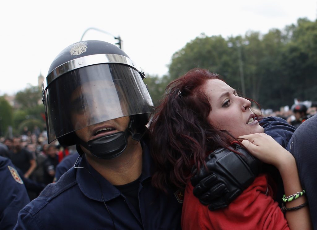 Νύχτα βίας στην Ισπανία – ΣΥΓΚΛΟΝΙΣΤΙΚΕΣ φωτογραφίες και video