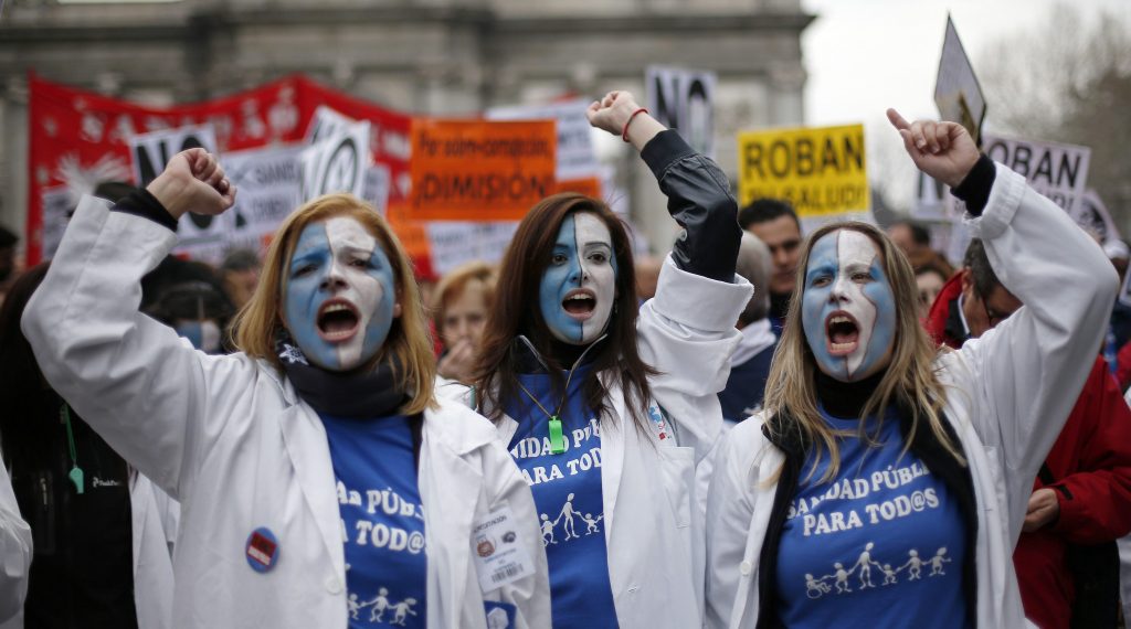 Γιατροί και νοσηλευτές διαδήλωσαν στους δρόμους της Μαδρίτης