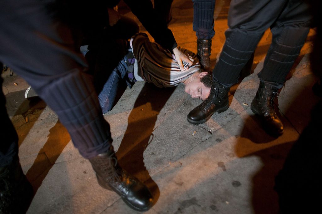 Παραλύει η Ισπανία – 42 συλλήψεις, 13 τραυματίες τις πρώτες ώρες της απεργίας